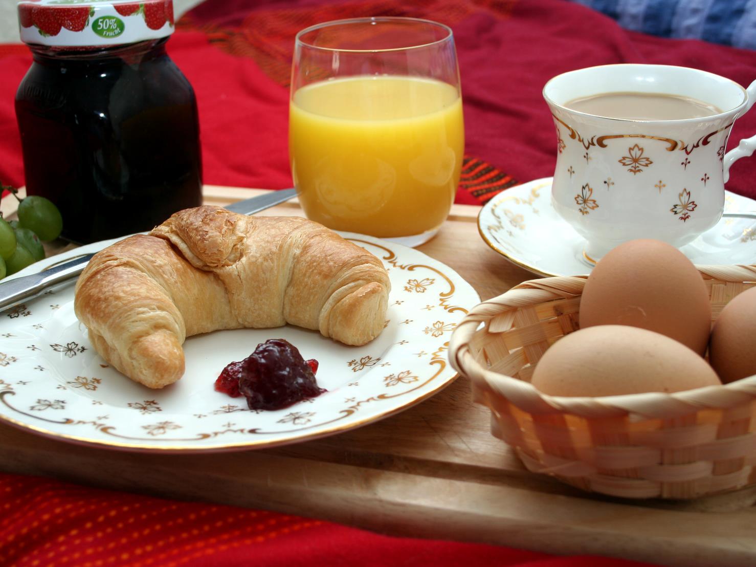 Frühstück, frühstücken, Croisson, Eier, Kaffee, Saft, Orangensaft, Marmelade, essen, Weintrauben, Hörnchen, Butterhörnchen